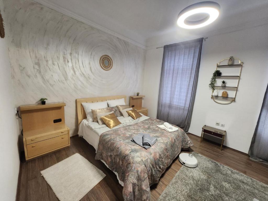 ein Schlafzimmer mit einem großen Bett und einer Kommode in der Unterkunft Gold in Bela Crkva