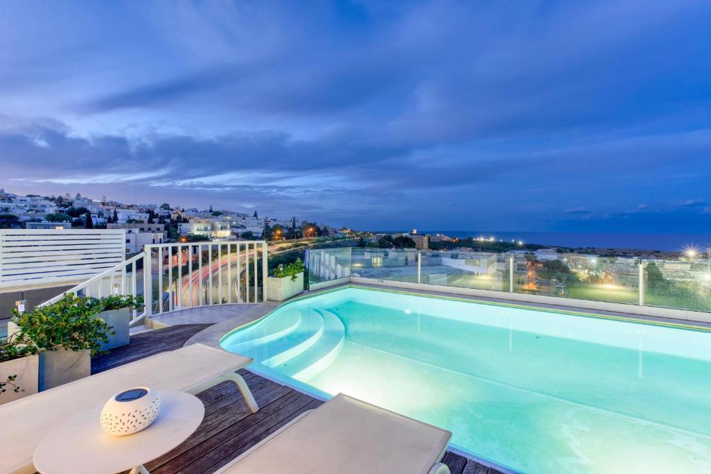 ein Pool auf dem Dach eines Gebäudes in der Unterkunft Pool Penthouse-Hosted by Sweetstay in Is-Swieqi