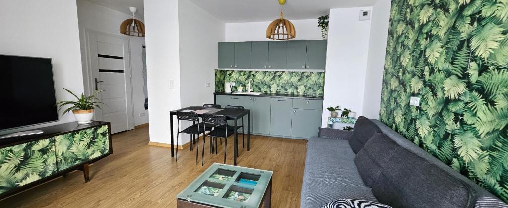 sala de estar con mesa y cocina en Apartament na Rakoczego en Gdansk