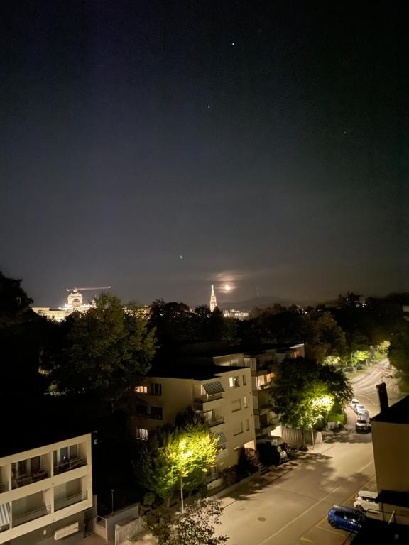 uitzicht op een stad 's nachts met verlichting bij Suncatcher Studio in Bern