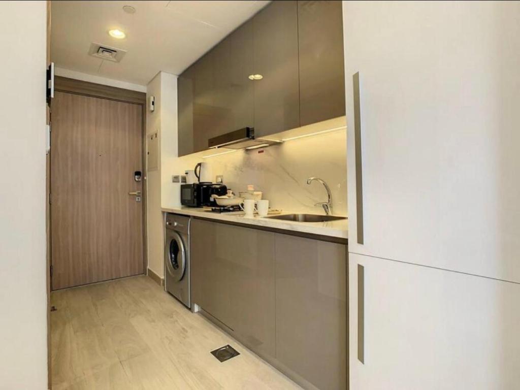 Kuchyň nebo kuchyňský kout v ubytování Azizi Riviera Studio Apartmant 2023
