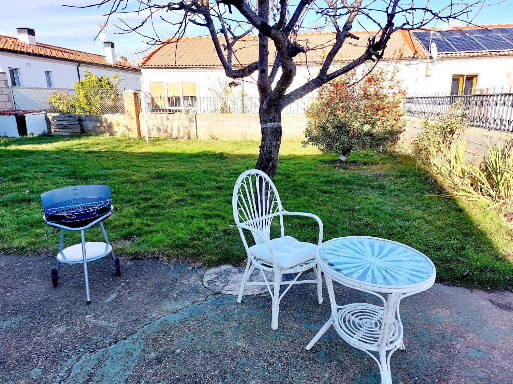 - un grill, 2 chaises, une table et un grill dans l'établissement La casita de Soria, à Soria