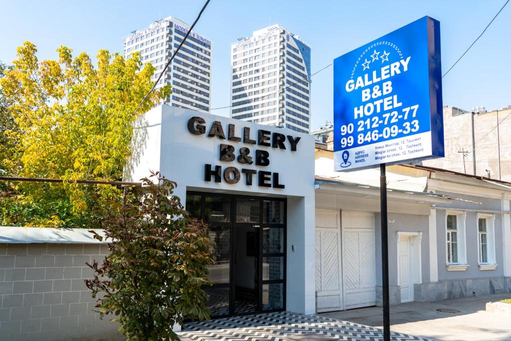 タシュケントにあるHotel & Hostel Galleryの建物前のホテル看板