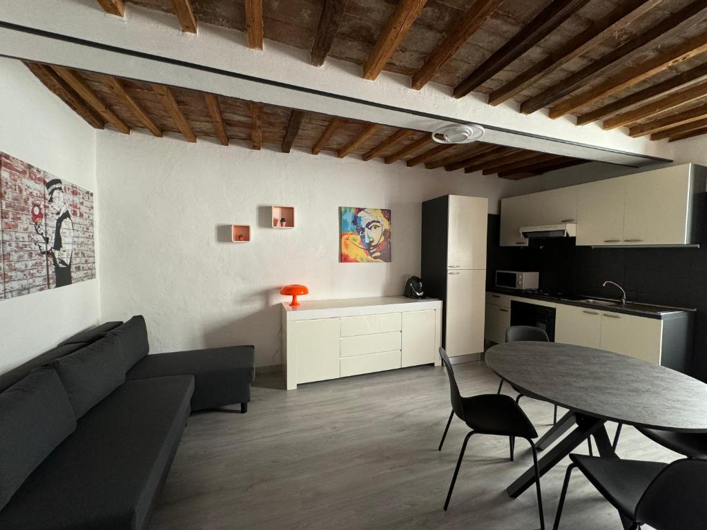 聖塞波爾克羅的住宿－Il Pentolo，客厅配有沙发和桌子
