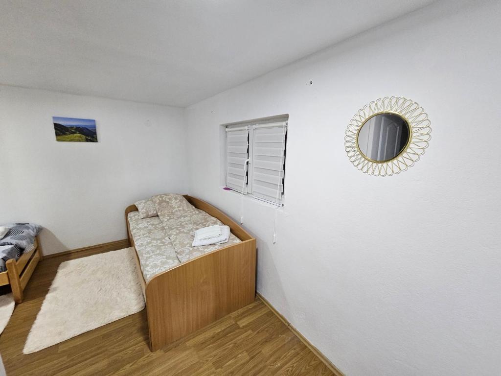 Postel nebo postele na pokoji v ubytování KUĆA VASILJEVIĆA 064/16 88 141