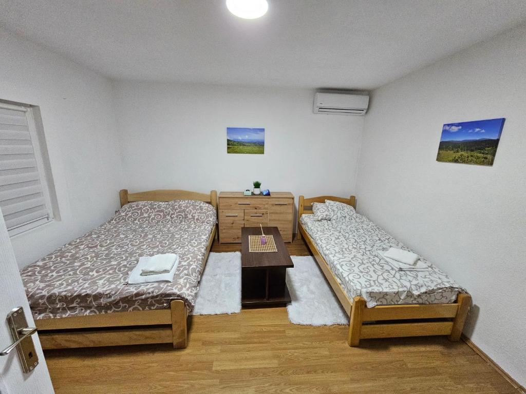 Postel nebo postele na pokoji v ubytování KUĆA VASILJEVIĆA 064/16 88 141
