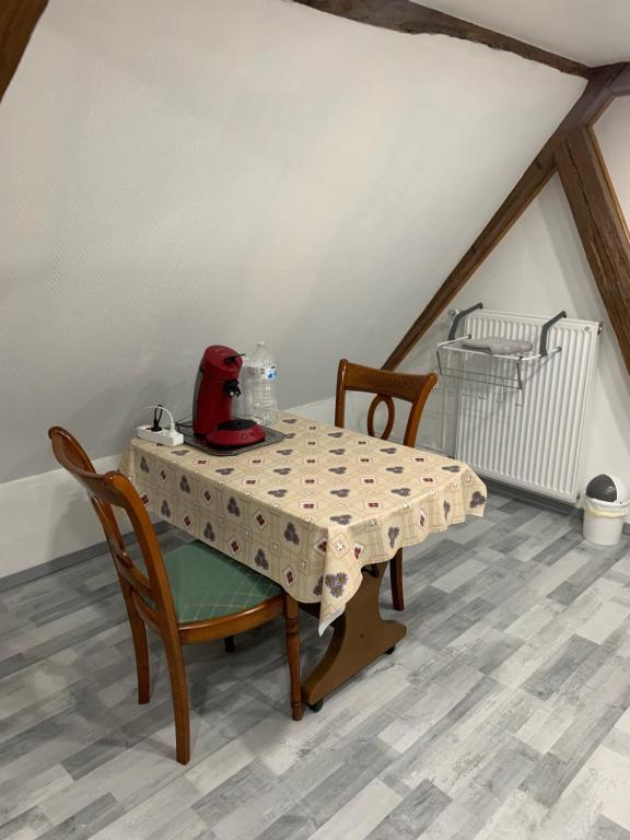 Fotografia z galérie ubytovania Chambre rustique avec double lit et sa salle de bain privée v destinácii Urbès