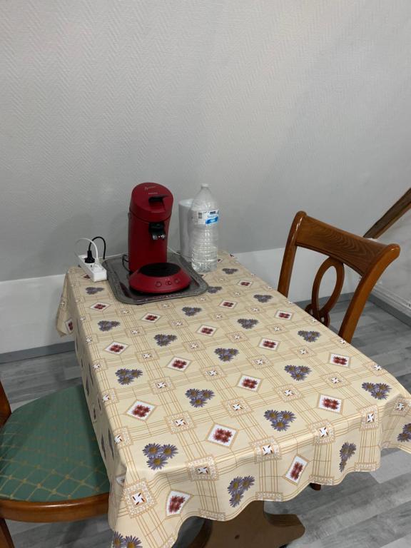 Fotografia z galérie ubytovania Chambre rustique avec double lit et sa salle de bain privée v destinácii Urbès