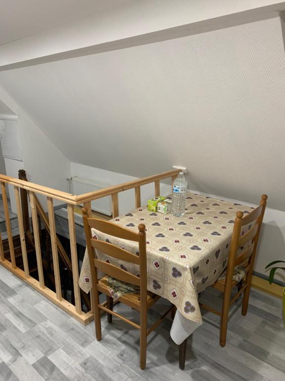 Fotografia z galérie ubytovania Chambre rustique avec double lit et sa salle de bain privée v destinácii Urbès