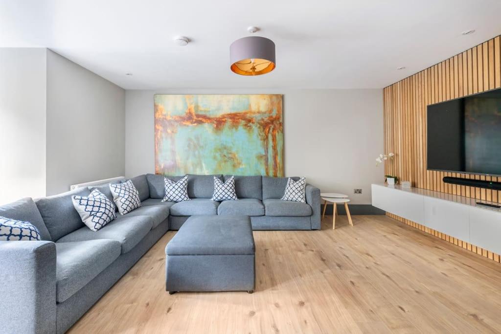 a living room with a couch and a flat screen tv at Immaculate 3 Bed Apartment with Private Entrance in Inverleith in Edinburgh