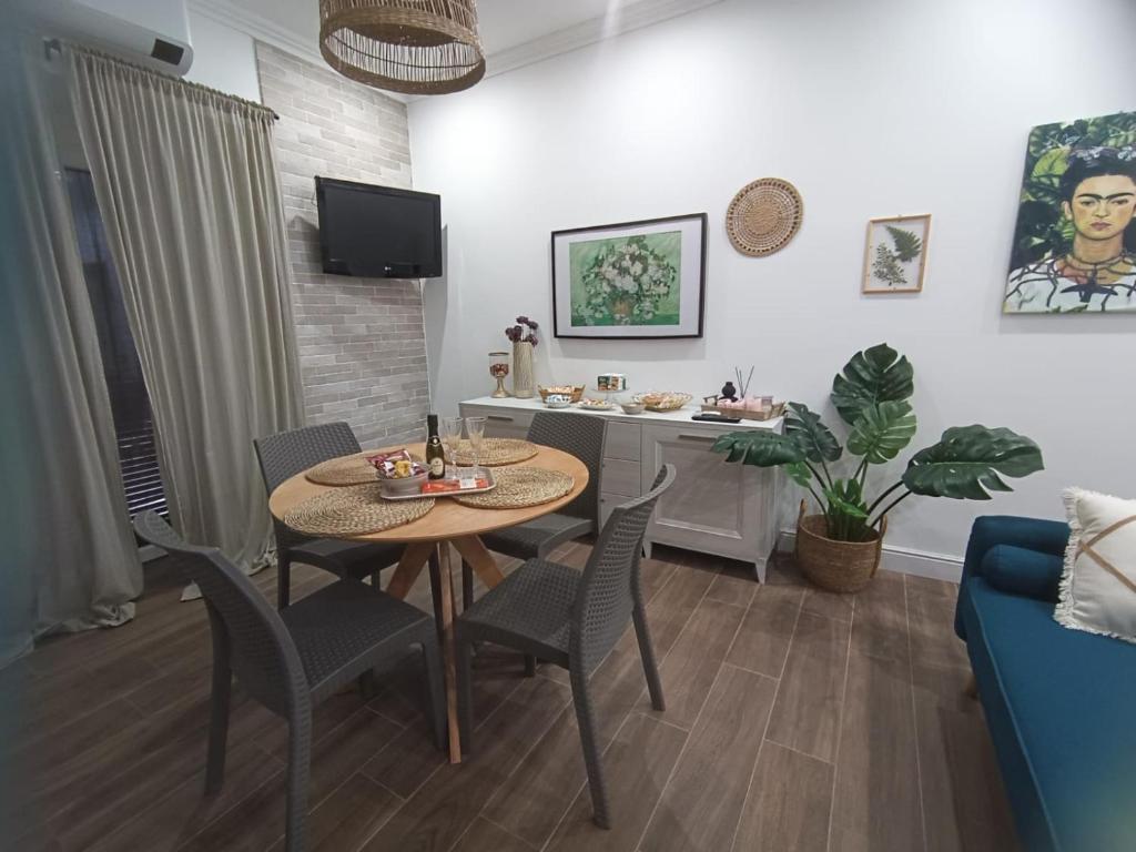 Telewizja i/lub zestaw kina domowego w obiekcie Casa Rosamari - su Lago di Posta Fibreno, Appartamento con camino
