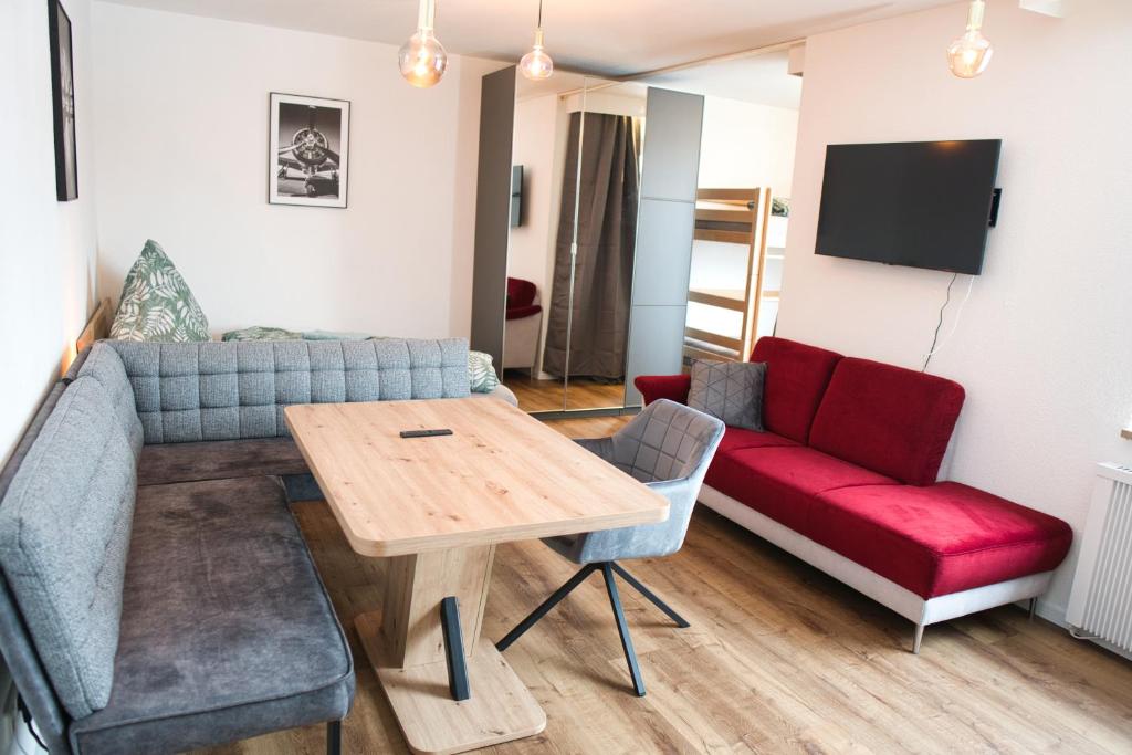 ein Wohnzimmer mit einem Sofa und einem Tisch in der Unterkunft Stilvolles Studio Apt. Lübeck Zentrum in Lübeck