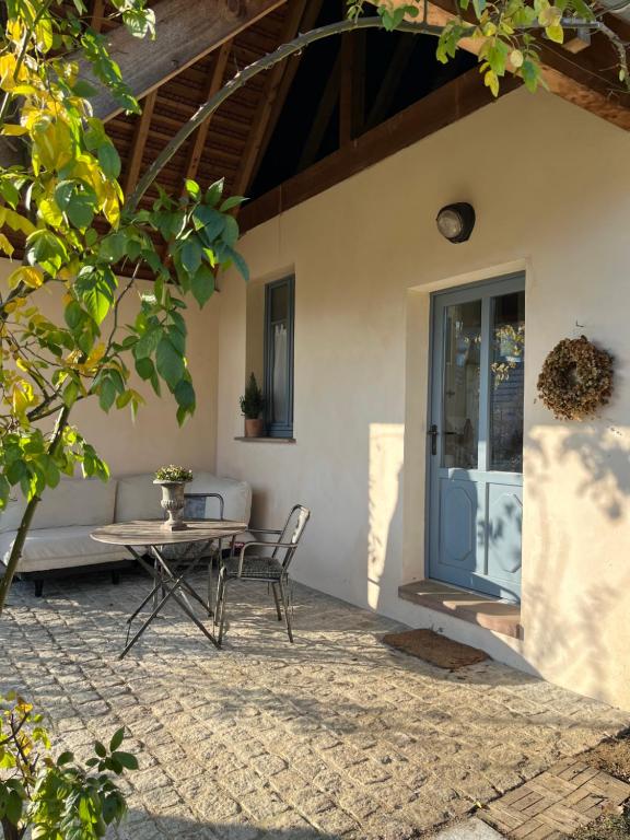 Patio nebo venkovní prostory v ubytování Studio de charme avec terrasse privée, jardin partagé