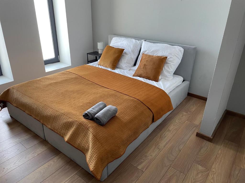 uma cama com um cobertor e duas almofadas em Hostel Węgierki em Węgierki