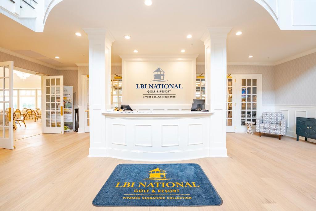 un bureau avec un tapis bleu au sol dans l'établissement The Inn at LBI National Golf & Resort, à Little Egg Harbor Township