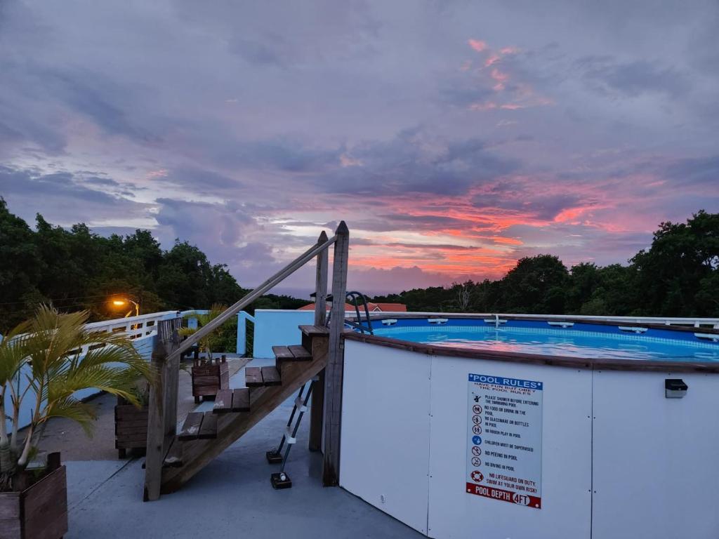 ein Pool mit einer Treppe neben in der Unterkunft Tranquility Suites- Feels like Home in Choiseul