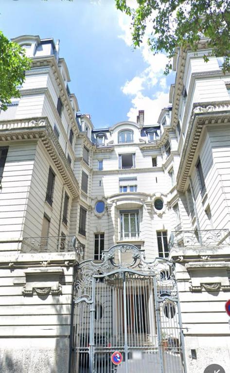 un bâtiment blanc avec une porte devant dans l'établissement Studio totalement rénové en plein centre-ville devant la Préfecture de Lyon, à Lyon