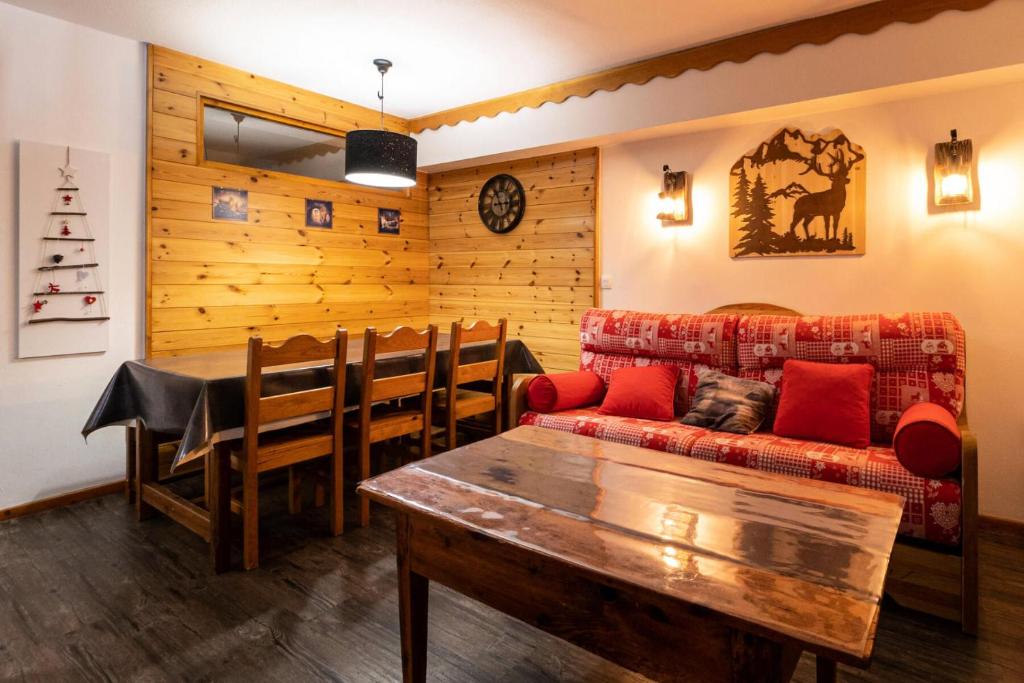 un salon avec un canapé, une table et des chaises dans l'établissement Résidence Les Hauts De Preclaux - Appartement chaleureux au coeur des Orres 1800 MAE-5964, aux Orres