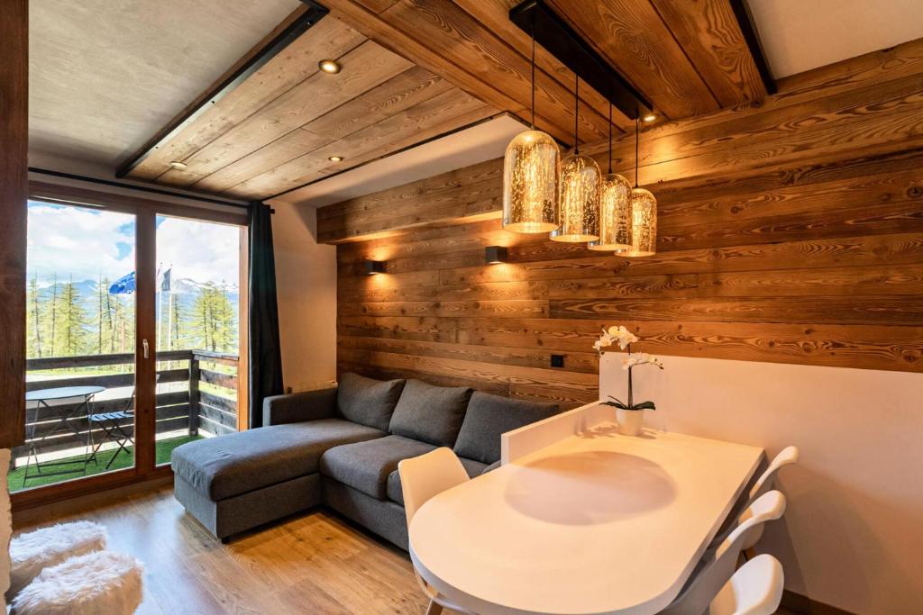 un salon avec un canapé et une table dans l'établissement Résidence Les Hauts De Preclaux - Chaleureux appartement neuf au coeur de la station MAE-6054, aux Orres