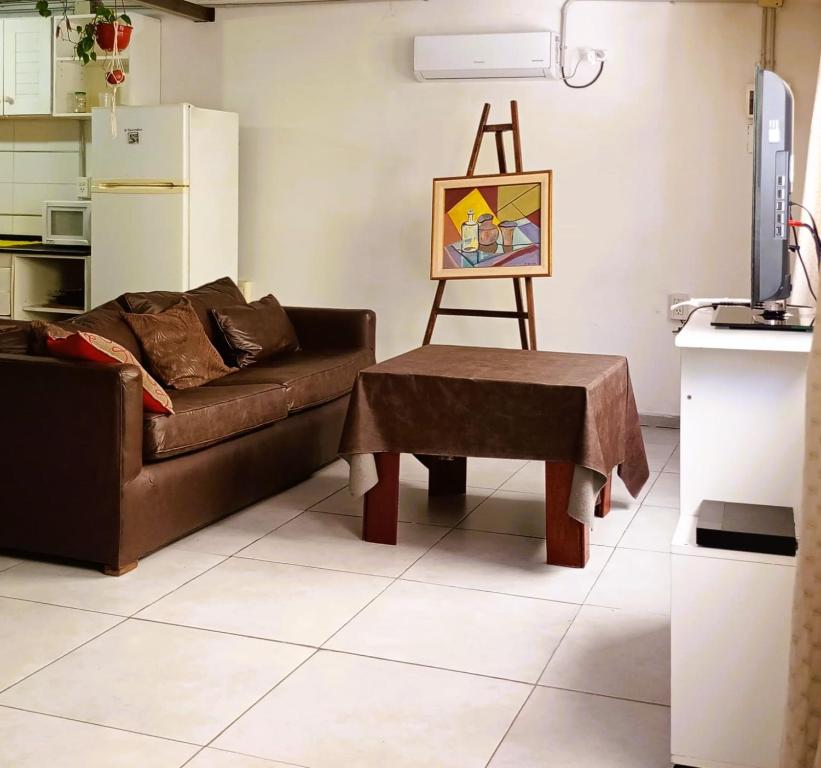 sala de estar con sofá y mesa en Departamento Barrio Bombal en Godoy Cruz