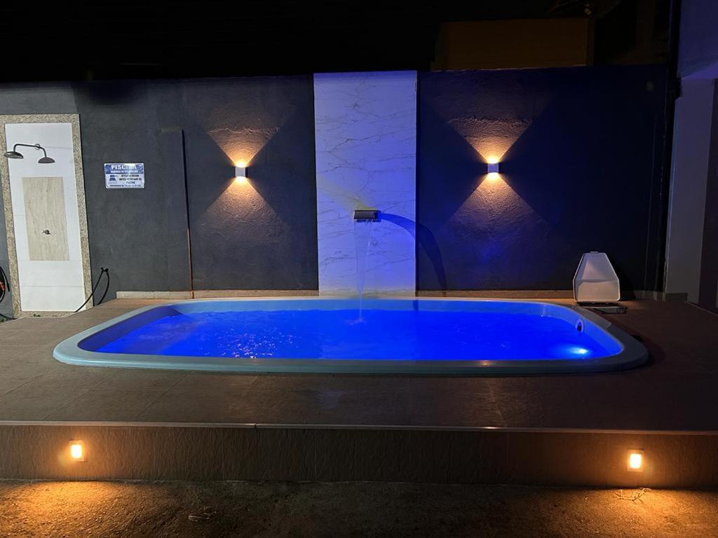 a large blue tub in a bathroom with lights at Brisa Bicanga in Serra