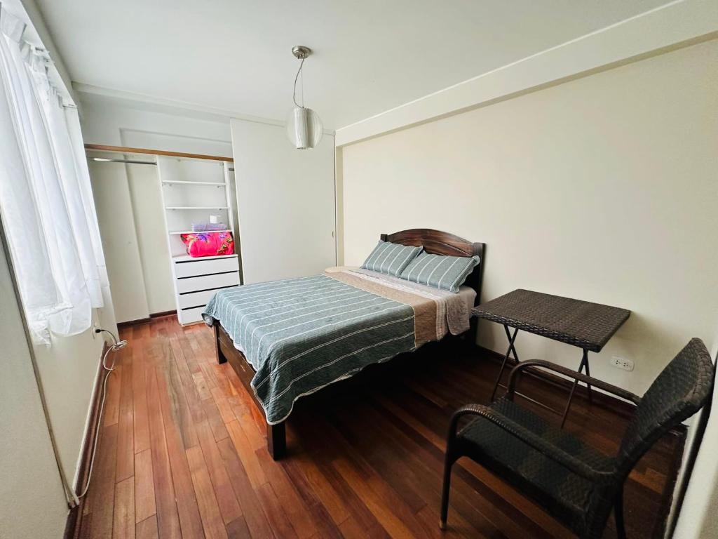 Dormitorio pequeño con cama y mesa en Habitaciones amobladas en BOCCIONI 416, en Lima