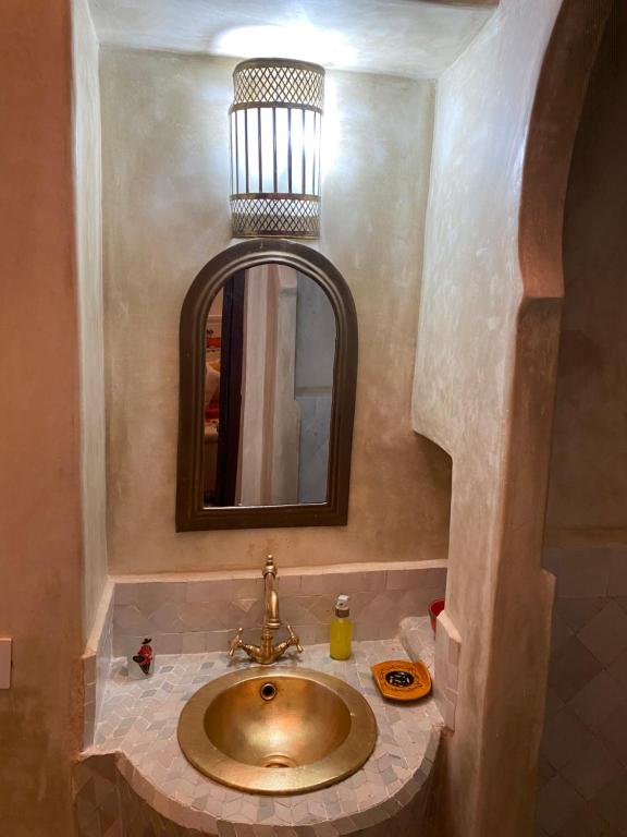 y baño con lavabo y espejo. en Dar Fangui, en Marrakech
