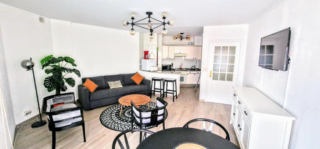 a living room with a couch and a table at SANXENXO , apartamento nuevo 300 mts playa Silgar in Sanxenxo