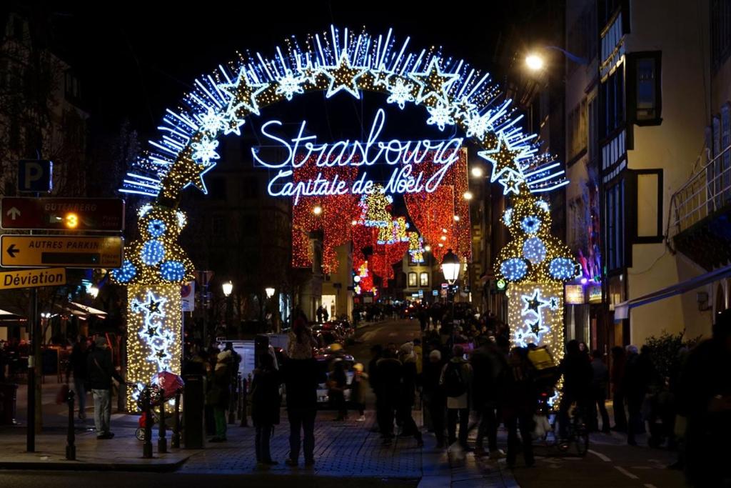 una calle de la ciudad con un arco de Navidad con luces en Appartement avec terrasse, en Kehl am Rhein