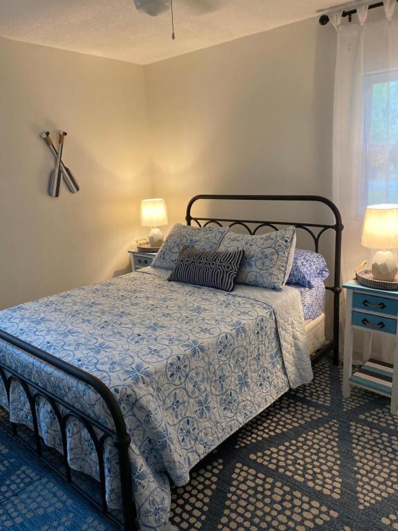 1 dormitorio con 1 cama con edredón azul en Hidden Lake View, en Crystal River