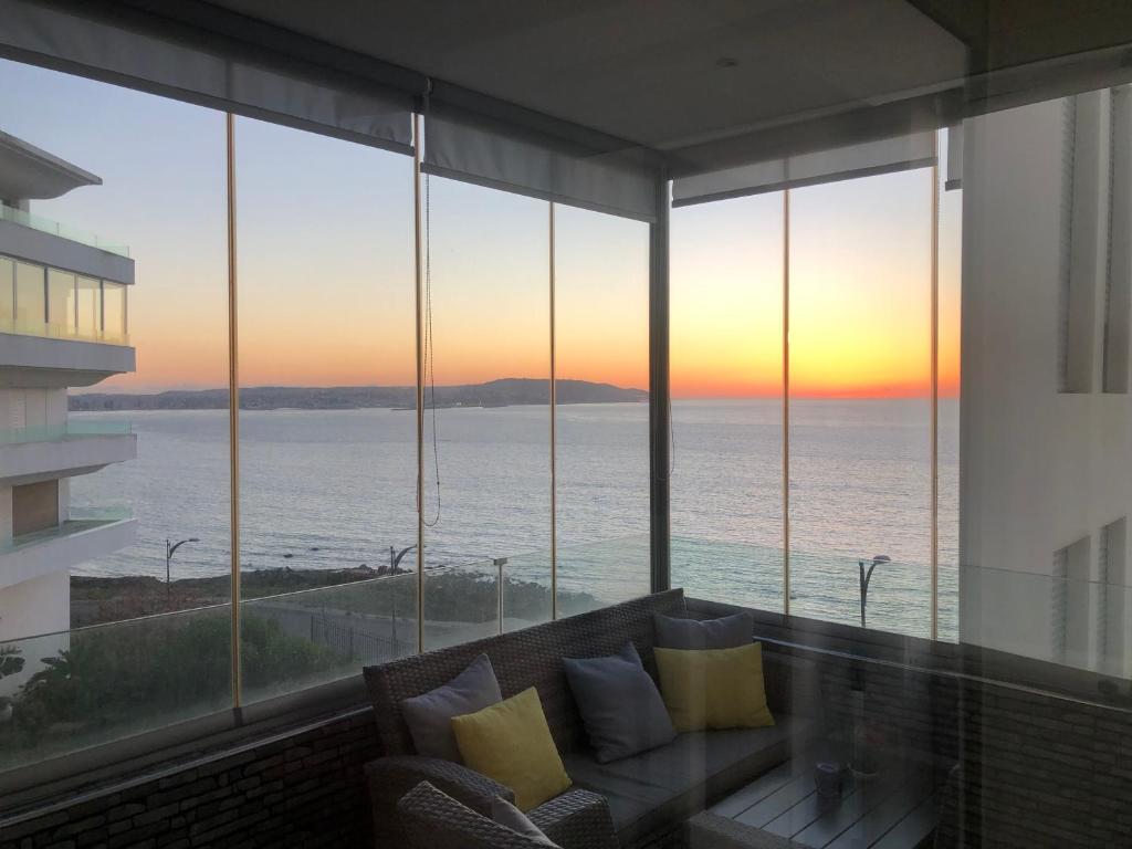 een woonkamer met uitzicht op de oceaan bij Sunset Lover Sea View Luxury Apartment in Tanger