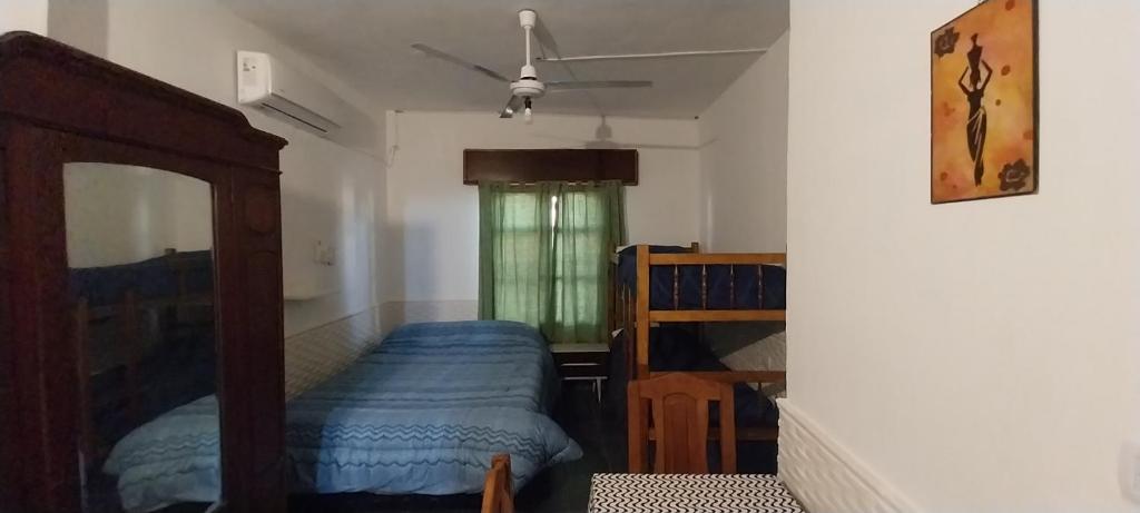 1 dormitorio con litera y espejo en Hospedaje Maria en Termas de Río Hondo