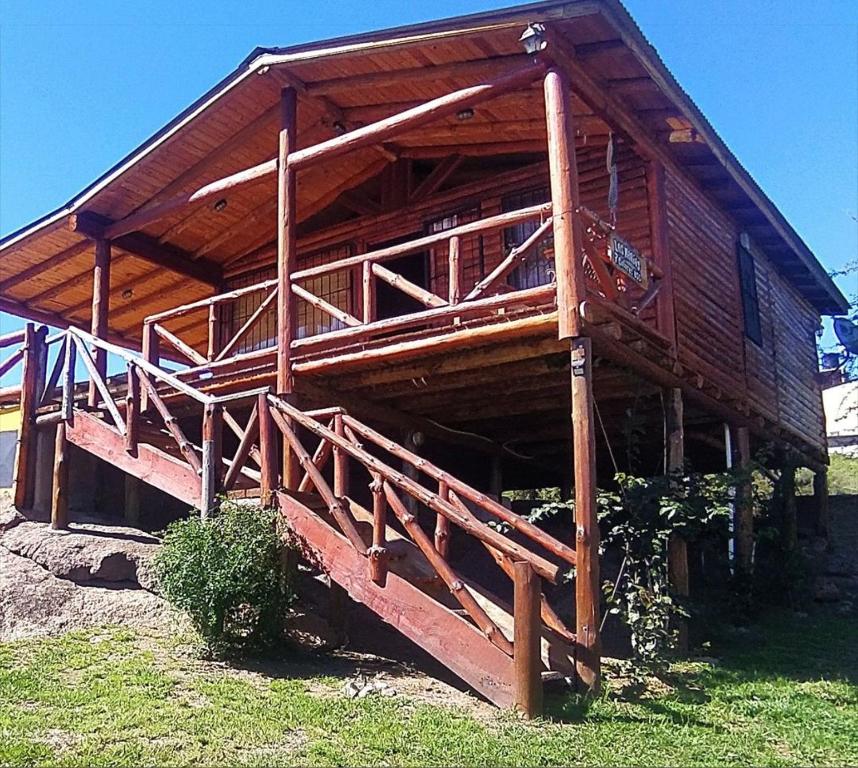 duży drewniany dom z drewnianym dachem w obiekcie Cabaña Las Marias w mieście Villa Santa Cruz del Lago