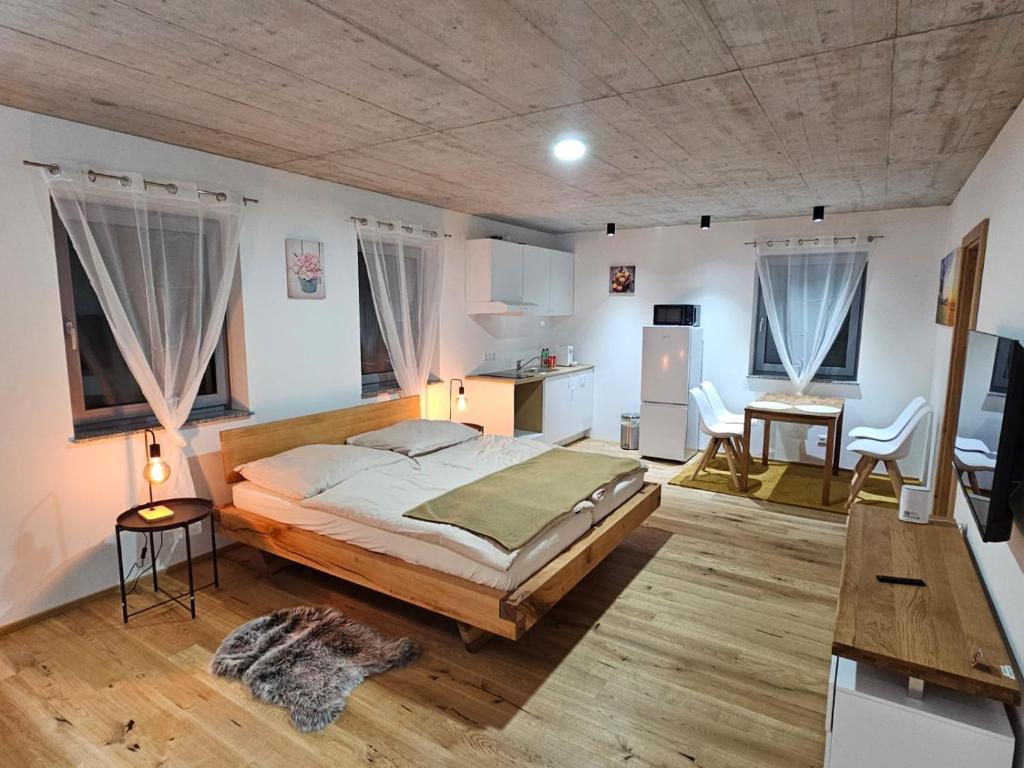 1 dormitorio con 1 cama, mesa y sillas en Hajdar en Mattighofen