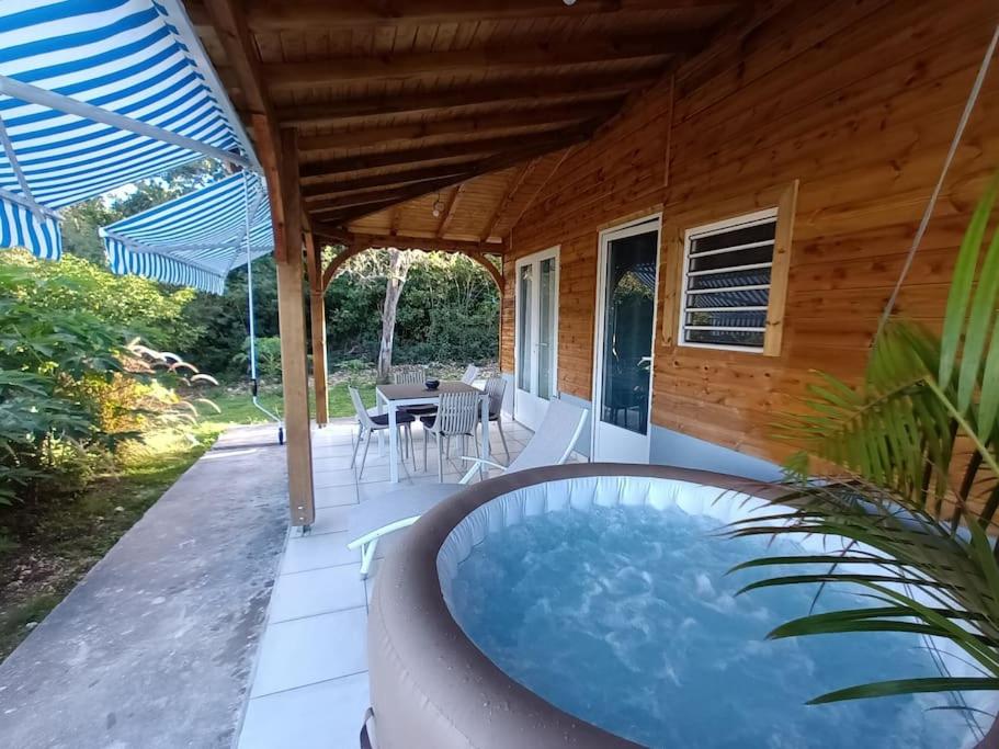 Bazén v ubytování Villa Anse Maurice et SPA nebo v jeho okolí