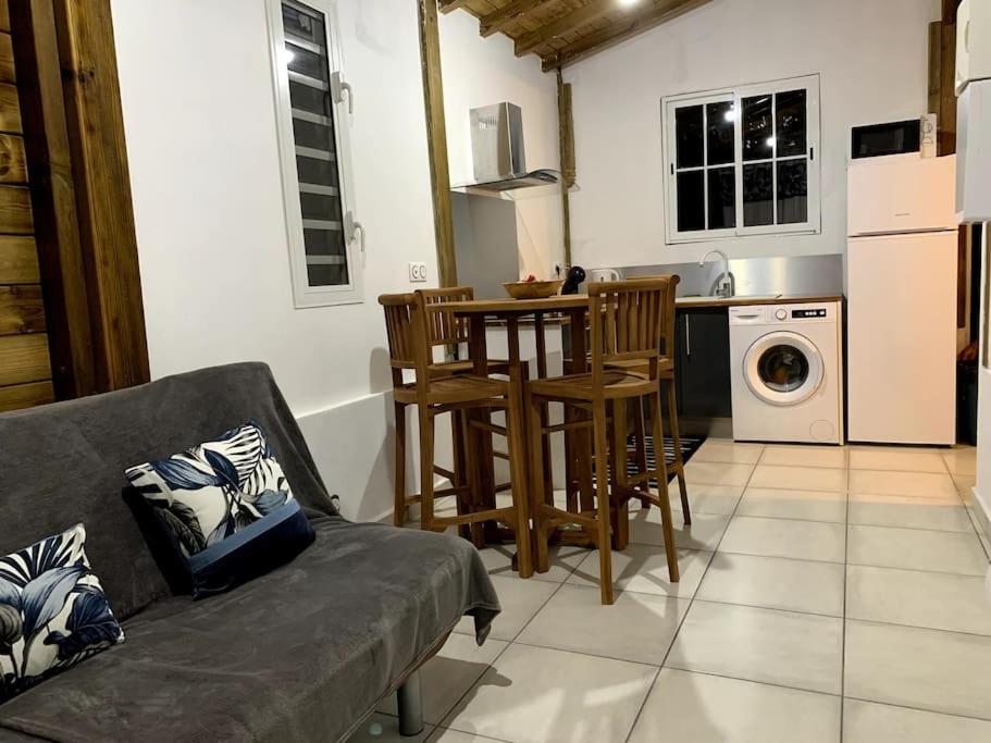 Kuchyň nebo kuchyňský kout v ubytování Villa Anse Maurice et SPA
