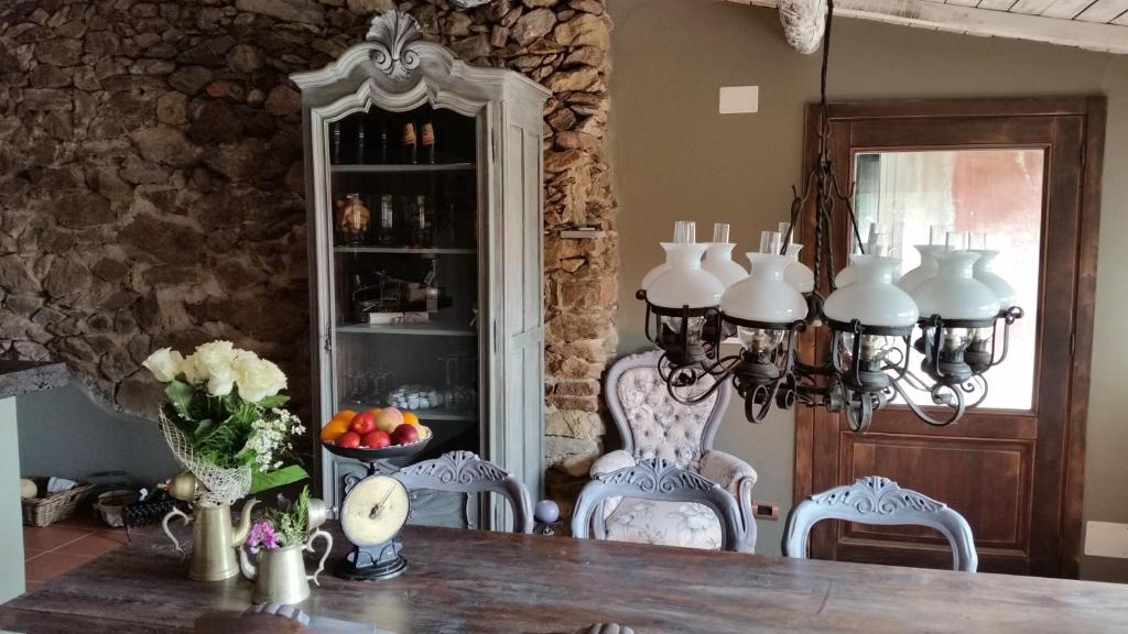 切萊利古雷的住宿－Agriturismo Gocce di Luna，一间带桌椅的用餐室