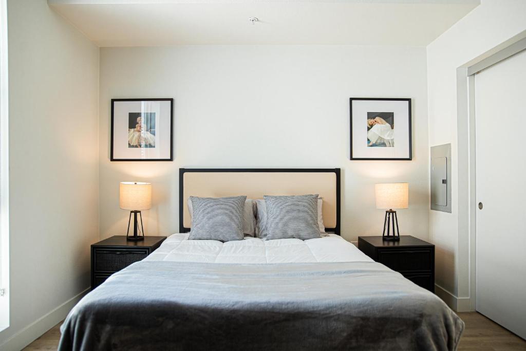 - une chambre avec un grand lit et deux lampes dans l'établissement Luxury Apartment With The Hollywood Hills View, à Los Angeles
