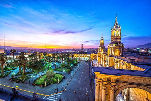 - Vistas a una ciudad con una torre de reloj por la noche en Departamento de Lujo en Arequipa, en Arequipa