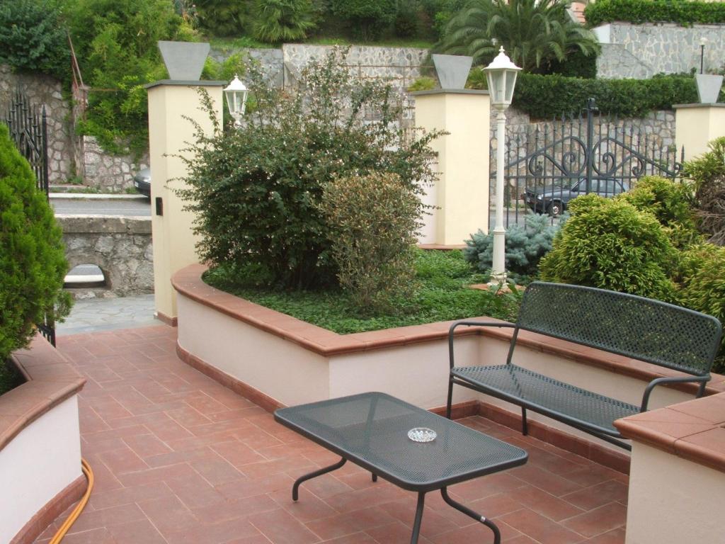 Vonkajšia záhrada v ubytovaní Villa Nina