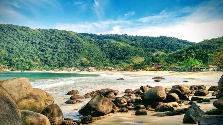 grupa skał na plaży blisko wody w obiekcie Suite Baia dos Corais w mieście Angra dos Reis