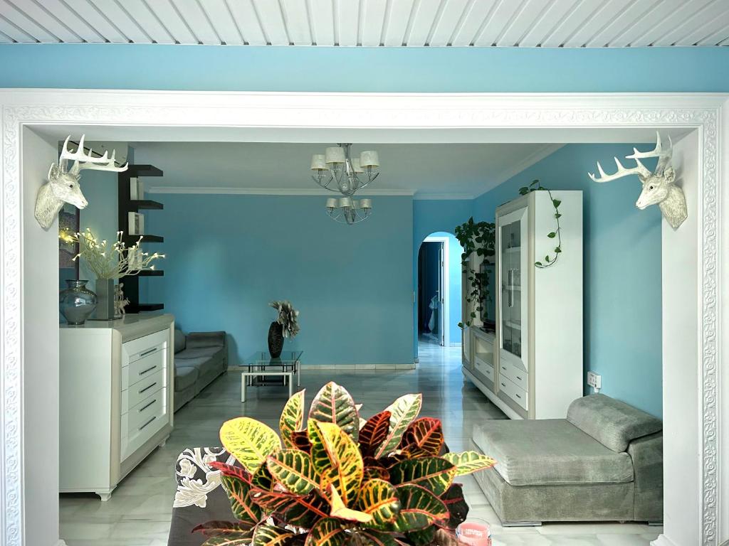 a living room with blue walls and a couch at Casa Caracol in La Herradura