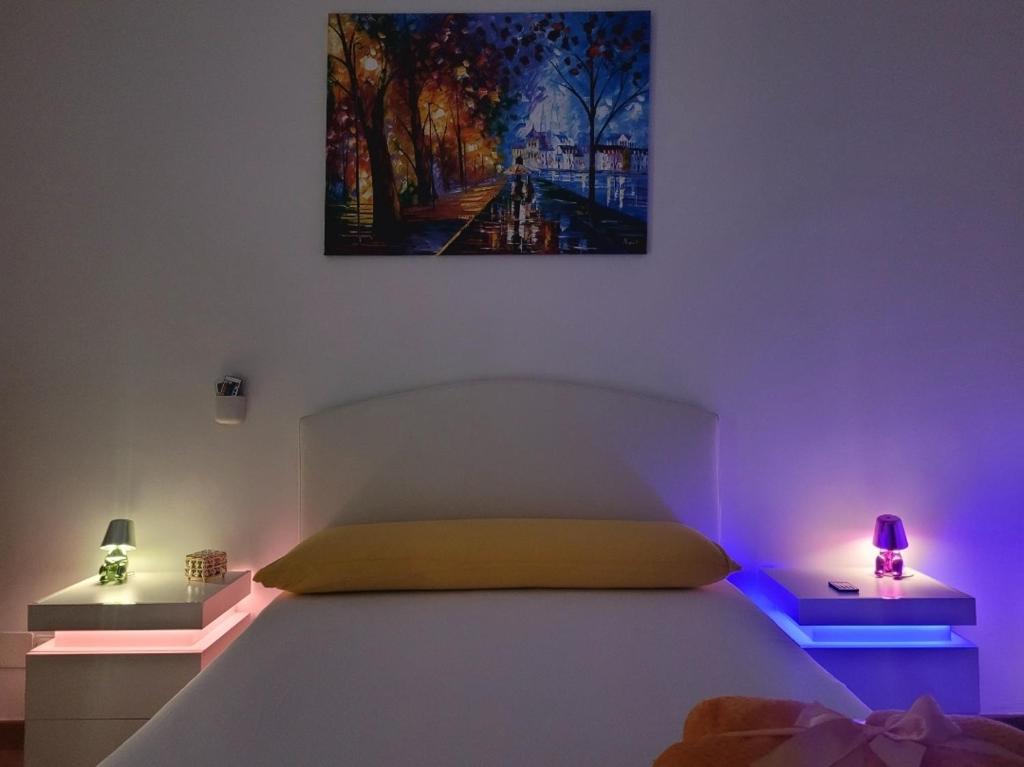 - une chambre avec un lit orné d'une peinture murale dans l'établissement Kalimera, à Bari