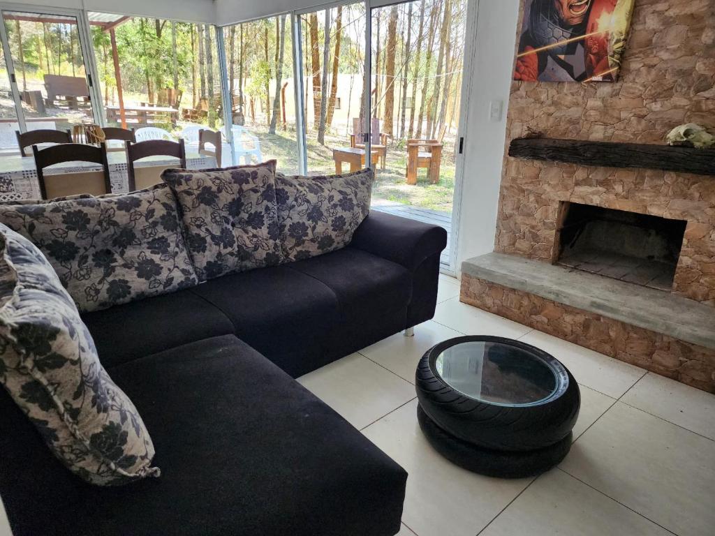 sala de estar con sofá y chimenea en Ohana2 Punta Ballena cero nueve siete tres uno ocho ocho nueve cinco en Punta del Este