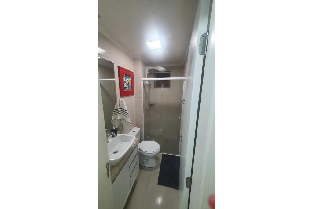 Uma casa de banho em Apto Almeida e Moraes Aconchegante em BC