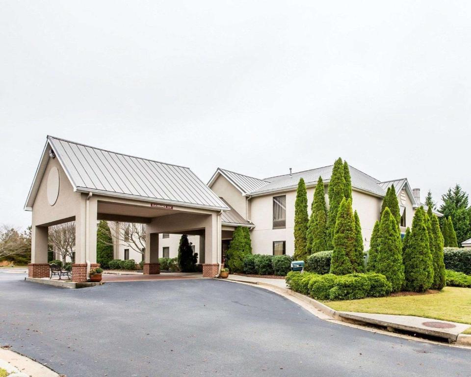 a large white house with a driveway at Quality Inn & Suites in Dawsonville