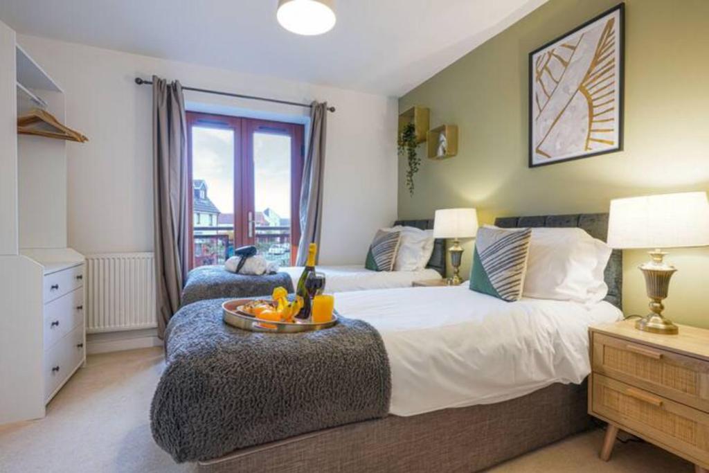 um quarto com 2 camas e uma mesa em Broughton House with Free Parking, Balcony, Fast Wifi and Smart TV with Netflix by Yoko Property em Milton Keynes