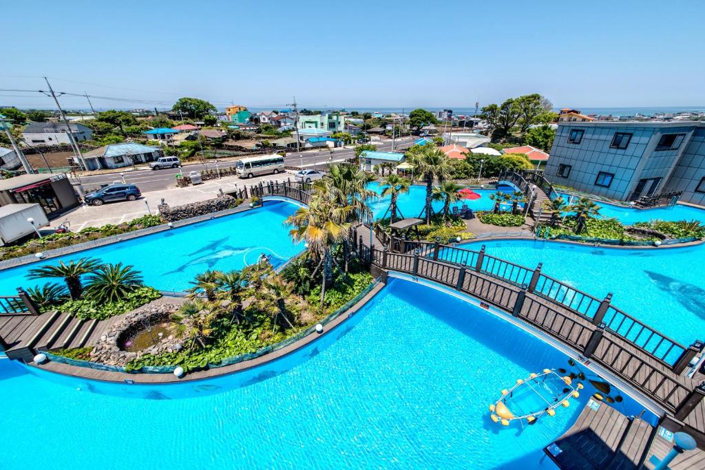 uma vista aérea de duas piscinas num resort em Mulddeule Shimpang Resort em Jeju