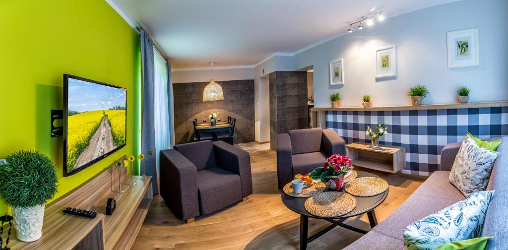 庫多瓦－茲德魯伊的住宿－維拉蘇德蒂旅館，客厅配有沙发和桌子