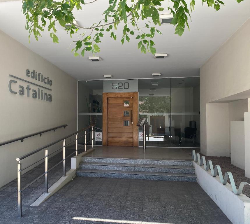 uma entrada para um edifício com uma porta de madeira em Cuyen 1 Pleno Centro em Santa Rosa